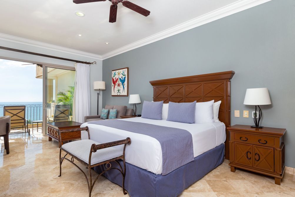 1 quarto, ferros/tábuas de passar roupa, roupa de cama