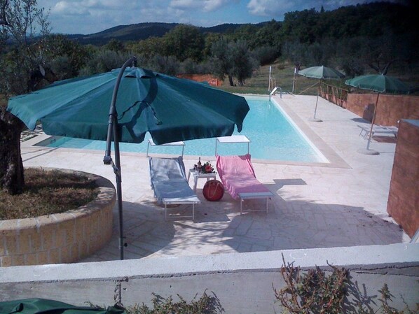 Una piscina techada, una piscina al aire libre