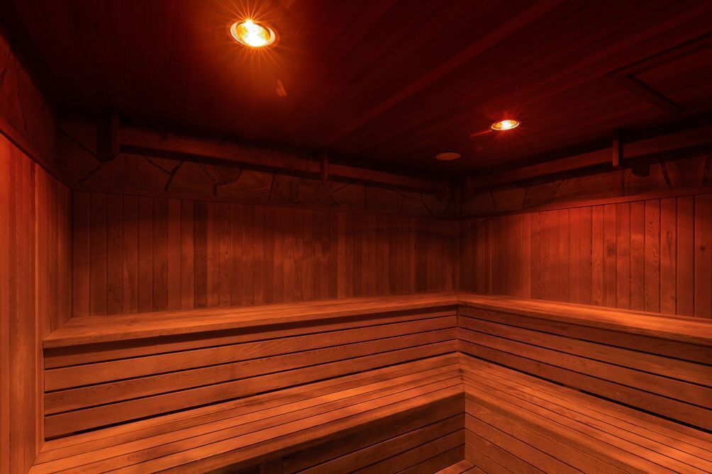 Una sauna con bancos de madera y techo inclinado.