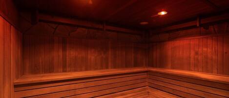 Una sauna con bancos de madera y techo inclinado.