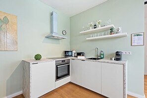 Frigorífico, microondas, horno y lavavajillas