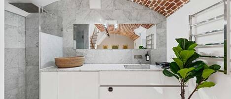 Assecador de cabells i paper higiènic