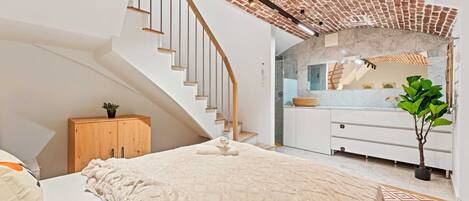2 bedrooms, desk, iron/ironing board, WiFi