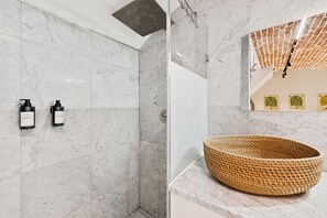 Secadora de cabello y papel de baño 
