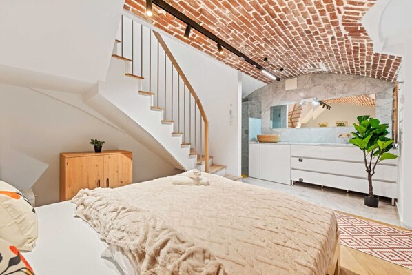 2 bedrooms, desk, iron/ironing board, WiFi