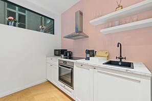 Réfrigérateur, four à micro-ondes, un four, surface de cuisson