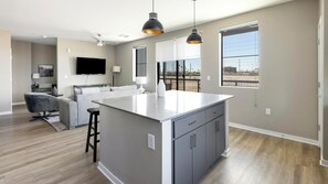 Leilighet (2 Bedrooms) | Oppholdsområde | En 50-tommers smart-TV med digitale kanaler