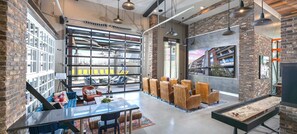 Games room - Landing Phoenix Warehouse District (Phoenix)