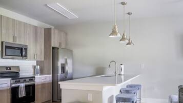 Departamento, 1 habitación | Cocina privada | Microondas, horno, parrilla de estufa y lavavajillas