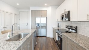 Appartement, 1 chambre | Cuisine privée | Four à micro-ondes, un four, surface de cuisson, lave-vaisselle