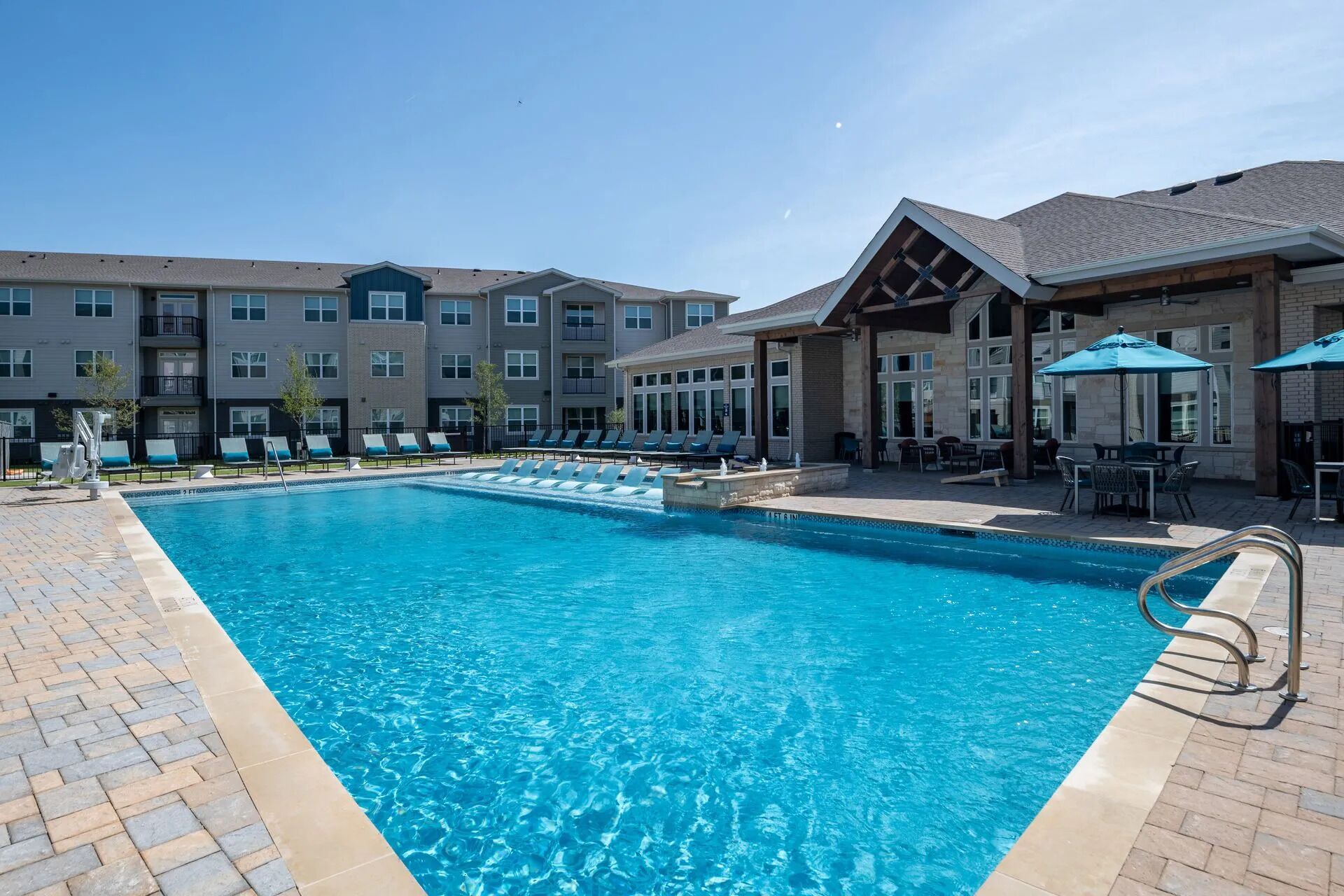 En säsongsöppen utomhuspool