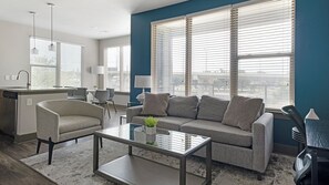 Departamento, 2 habitaciones | Área de sala de estar | Smart TV de 50 pulgadas con canales digitales
