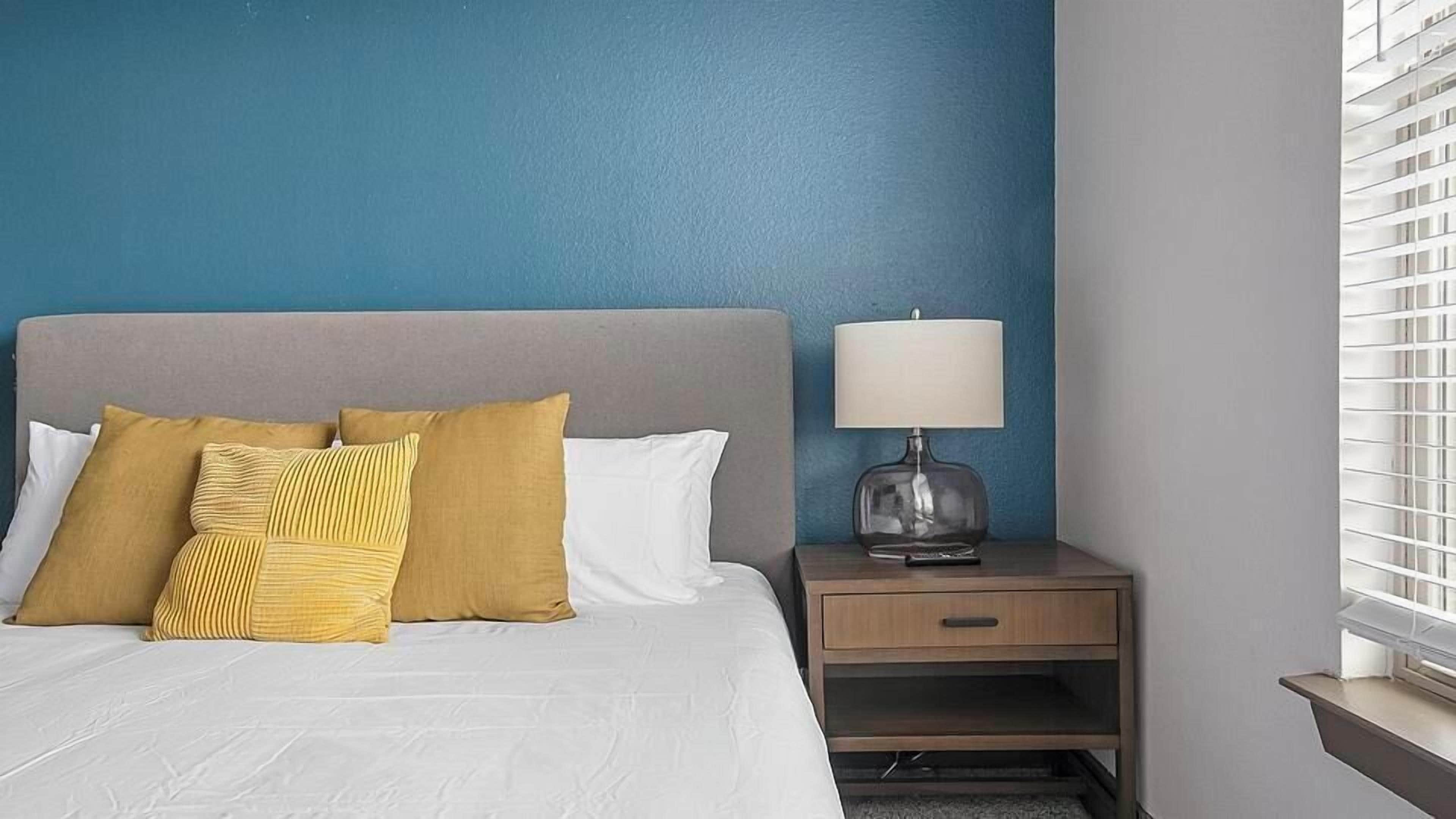 Apartemen, 2 kamar tidur | Didekorasi berbeda-beda dan dilengkapi dengan perabotan berbeda-beda