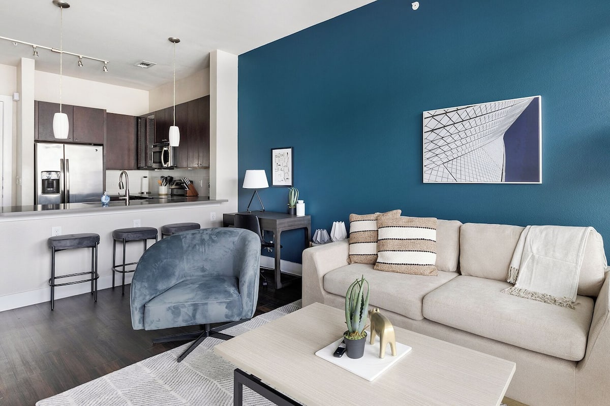 Departamento, 1 habitación | Área de sala de estar | Smart TV de 50 pulgadas con canales digitales