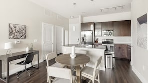 Apartemen, 2 kamar tidur | Dapur pribadi | Microwave, oven, kompor, dan mesin pencuci piring