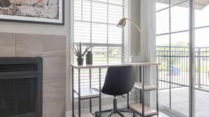 Departamento, 1 habitación | Área de sala de estar | Smart TV de 50 pulgadas con canales digitales 