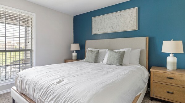 Decoración personalizada, muebles diferentes y ropa de cama 
