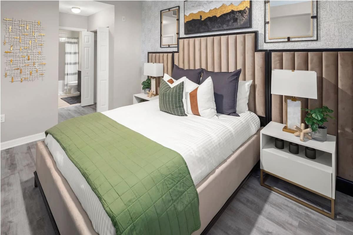 Decoración personalizada, muebles diferentes y ropa de cama