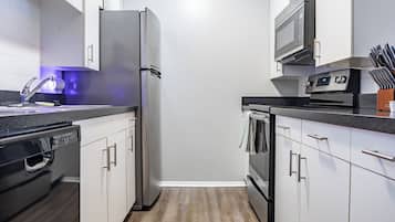 Apartment, 1 Bedroom | Private kitchen | Microwave, oven, stovetop, dishwasher