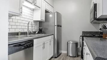 Departamento, 2 habitaciones | Cocina privada | Microondas, horno, parrilla de estufa y lavavajillas