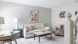 Departamento, 2 habitaciones | Área de sala de estar | Smart TV de 50 pulgadas con canales digitales 