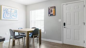 Apartment, 2 Bedrooms | Dining room