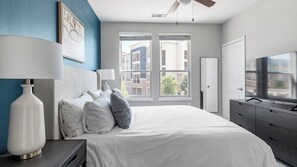 Apartemen, 2 kamar tidur | Didekorasi berbeda-beda dan dilengkapi dengan perabotan berbeda-beda
