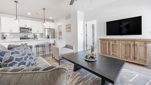 Departamento, 2 habitaciones | Área de sala de estar | Smart TV de 50 pulgadas con canales digitales