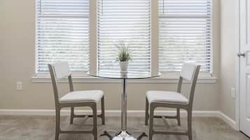 Apartment, 1 Schlafzimmer | Eigene Küche | Mikrowelle, Ofen, Herdplatte, Geschirrspüler