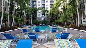 Alberca al aire libre y camastros