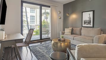 Apartemen, 2 kamar tidur | Area keluarga | Smart TV 50-inci dengan saluran TV digital