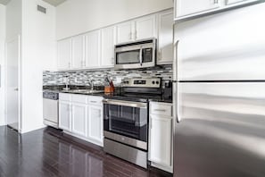 Apartment, 1 Bedroom | Private kitchen | Microwave, oven, stovetop, dishwasher