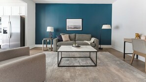 Appartement, 3 slaapkamers | Woonruimte | Een 50-inch smart-tv met digitale zenders