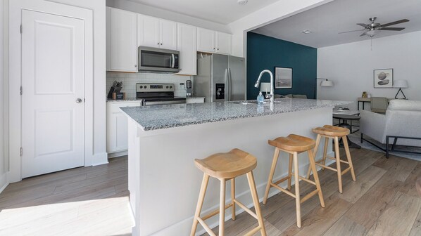 Apartment, 3 Bedrooms | Private kitchen | Microwave, oven, stovetop, dishwasher