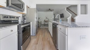 Appartement, 3 slaapkamers | Privékeuken | Een magnetron, een oven, een kookplaat, een vaatwasser