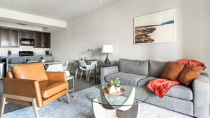 Huoneisto, 1 makuuhuone | Oleskelualue | 50–tuumainen äly-TV, jossa digitaalikanavat