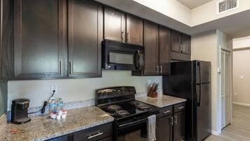 Apartemen, 2 kamar tidur | Dapur pribadi | Microwave, oven, kompor, dan mesin pencuci piring