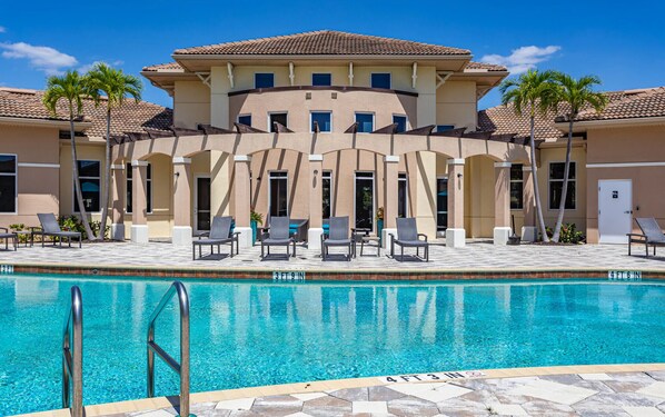Una piscina al aire libre