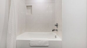 Apartament, 1 dormitori | Bany | Articles de tocador gratuïts, assecador de cabells, tovalloles i sabó 