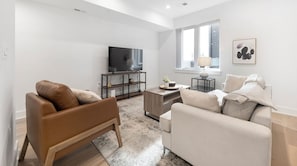Appartement, 1 chambre | Aire de séjour | Téléviseur connecté de 50 po avec télévision numérique