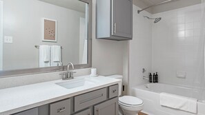 Appartamento, 1 camera da letto | Bagno | Set di cortesia gratuito, asciugacapelli, asciugamani, sapone