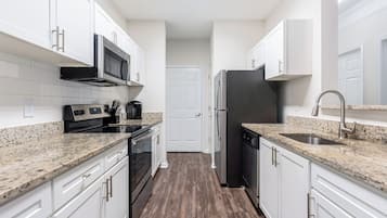 Apartment, 2 Bedrooms | Private kitchen | Microwave, oven, stovetop, dishwasher