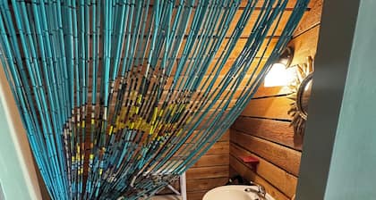 Quaint 1-bedroom cabin with a loft with AC in Floyd Knobs