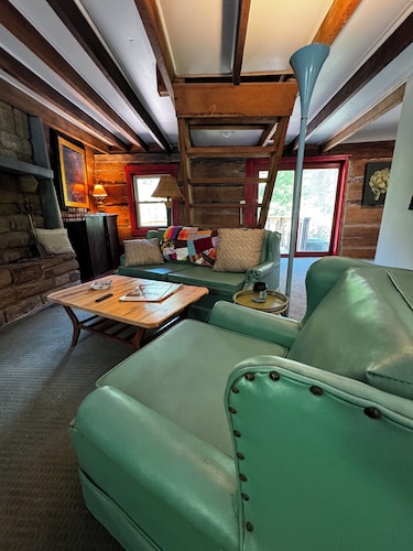 Quaint 1-bedroom cabin with a loft with AC in Floyd Knobs