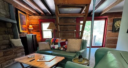 Quaint 1-bedroom cabin with a loft with AC in Floyd Knobs