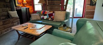 Quaint 1-bedroom cabin with a loft with AC in Floyd Knobs