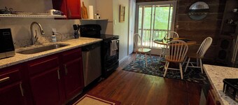 Quaint 1-bedroom cabin with a loft with AC in Floyd Knobs