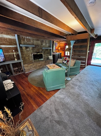 Smart TV, books. Quaint 1-bedroom cabin with a loft with AC in Floyd Knobs