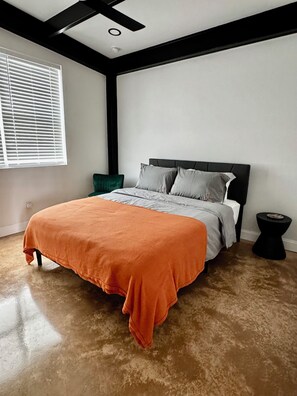 Iron/ironing board, WiFi, bed sheets