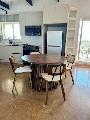 Private kitchen - Fresh & Modern: New Apartment with Rooftop and Stunning Views (San Antonio)